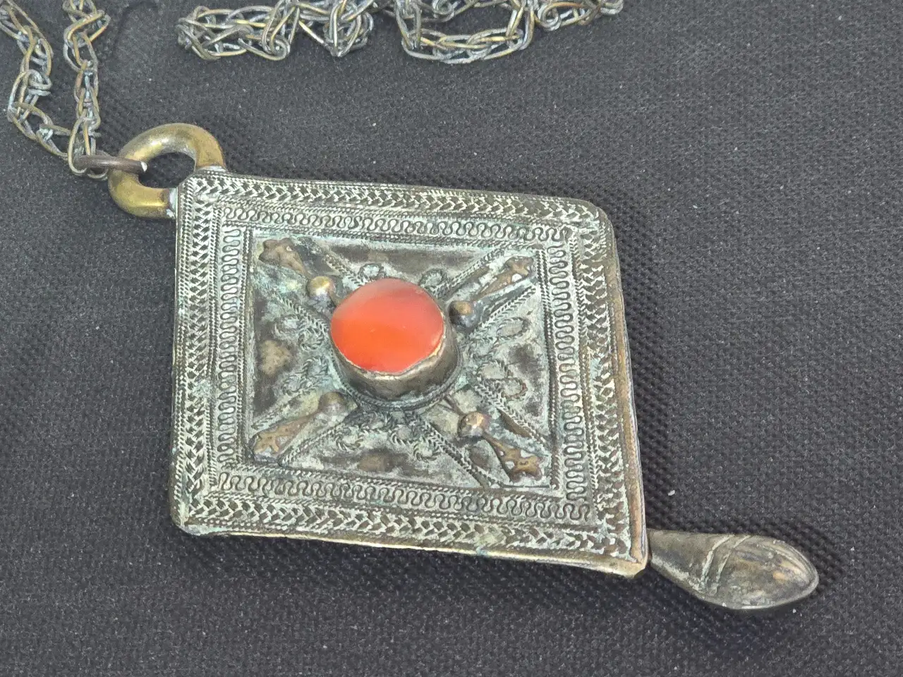 תליון כסף + שרשרת מובץ בחרוז(כנראה אמבר), סוף מאה 19, אורך 16 + תליון כסף ושרשאת משובץ באבן טורקיז , 7.5x4