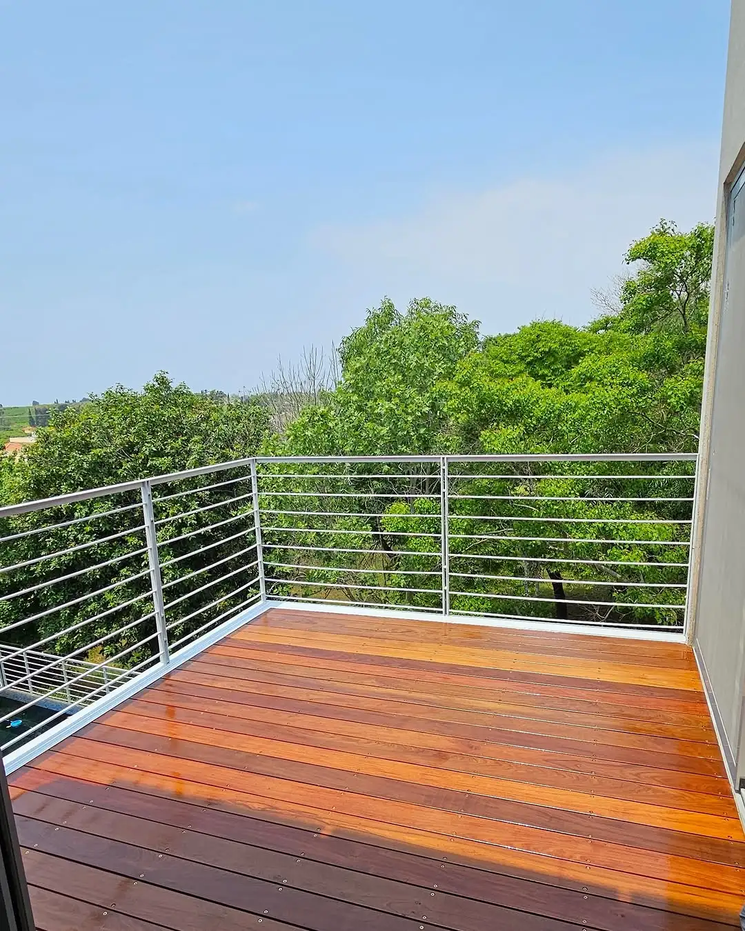 עבודת דק מעץ איפאה