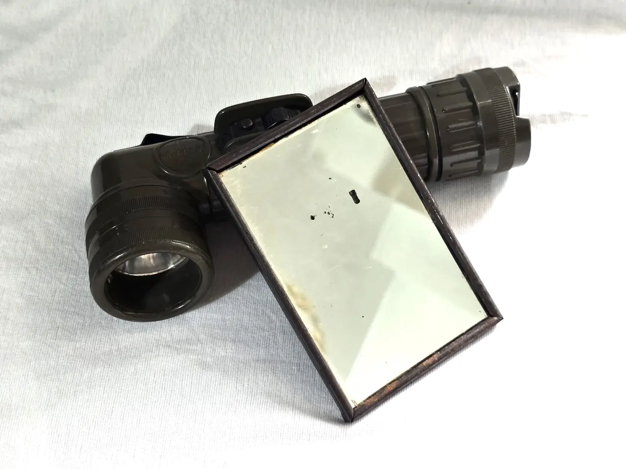 פנס צבאי אטום למים ומראת שטח צבאית וינטאג תוצרת הארץ חתום מאחור פריטים מיוחדים ונוסטלגים במצב מצויין גובה הפנס 20 ס"מ.