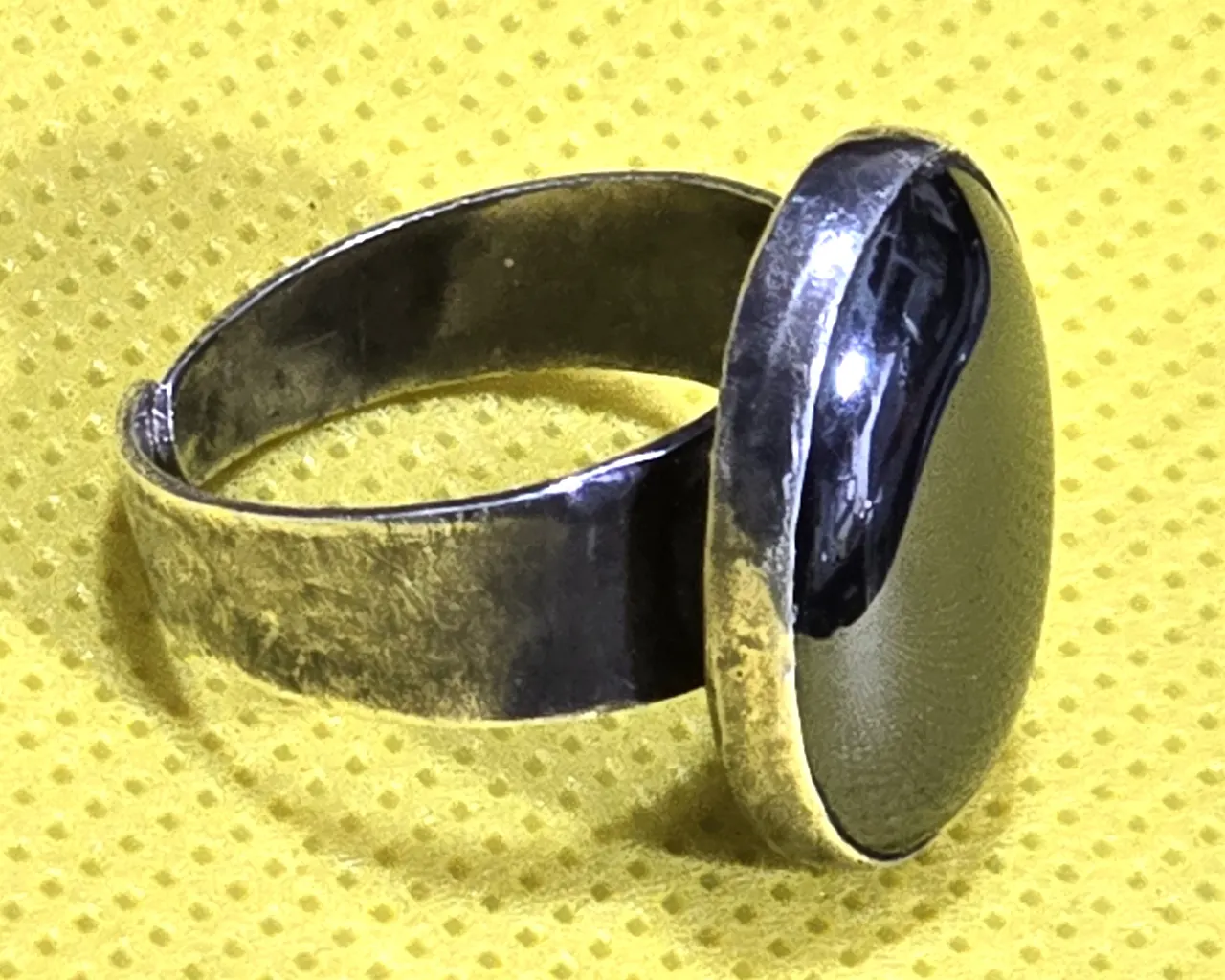 טבעת מעצבים כסף סטרלינג 925 חתום ישראל שנות ה50 המאה ה20 ראש הטבעת עשוי בעבודת יד משובץ במרכזו בתוך במה באבן אוניקס בליטוש קבושון מידה 8 (גודל ניתן לשינוי ) משקל 5.8 גרם