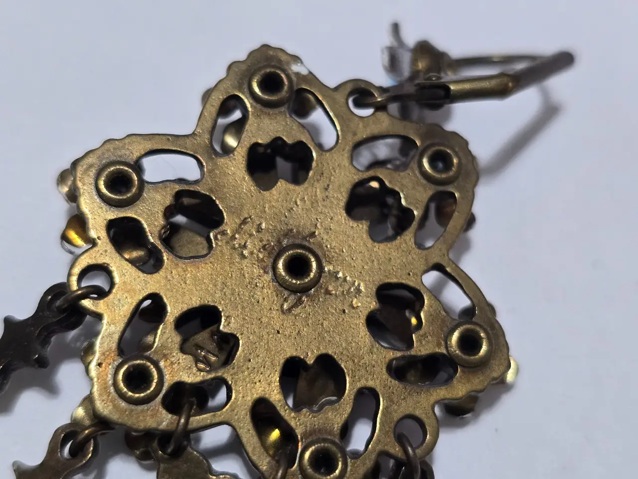 עגילים תלויים של מיכל נגרין פרחים של מיכל ואבני סברובסקי אורך כ.8 ס'מ