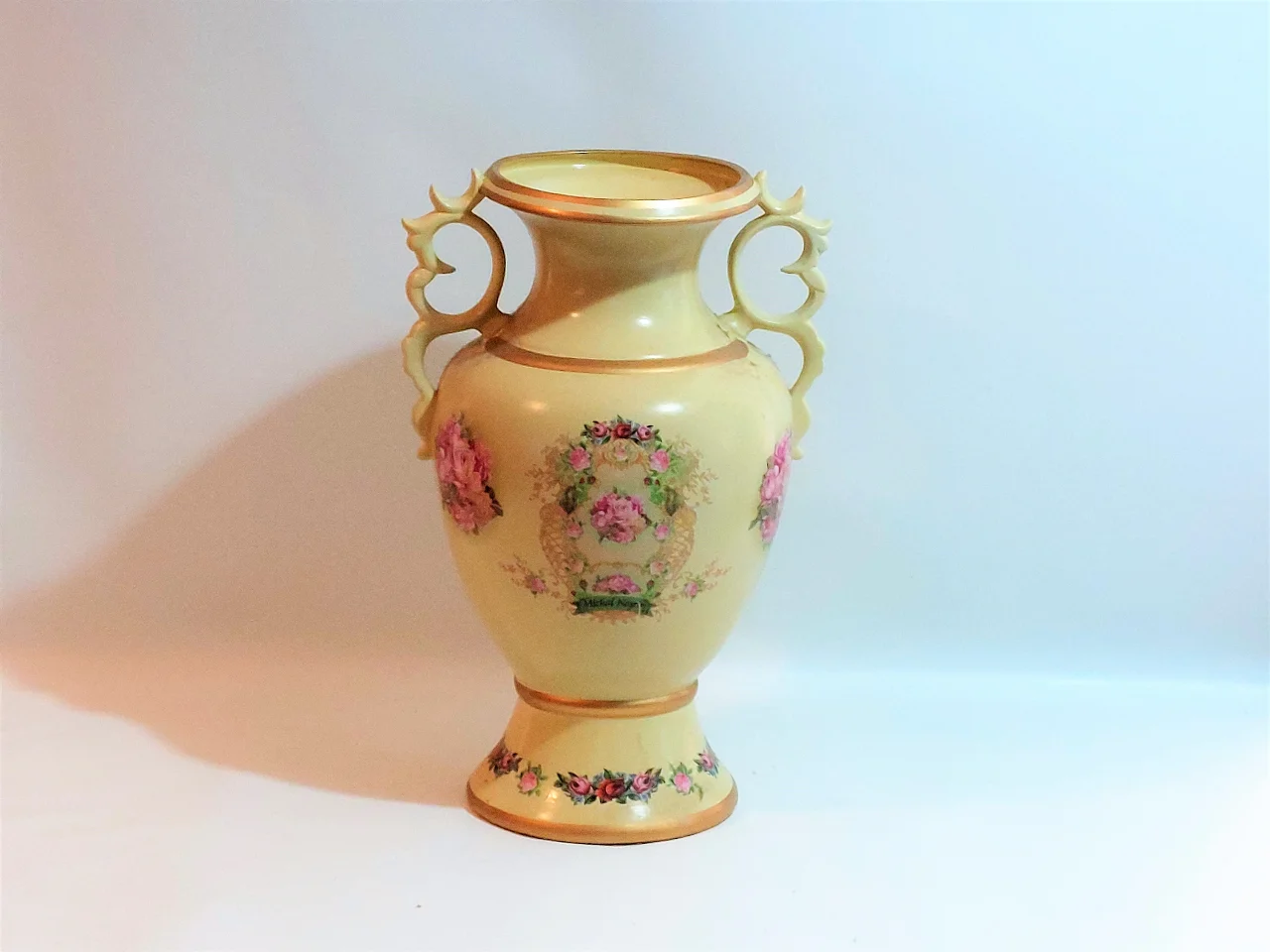 אגרטל גדול ממדים מבית מיכל נגרין מעוטר בפרחים עשוי מקרמיקה