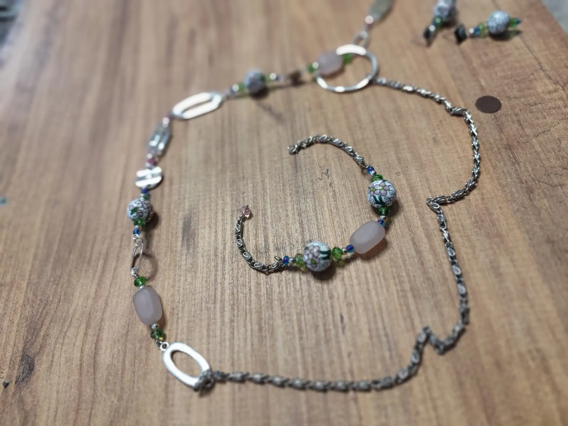 אבני חן עם חרוזי קלוזונא