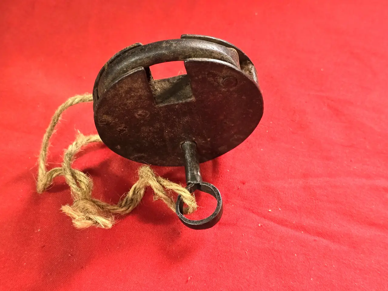 מנעול ממתכת ישן מאוד, עם מפתח מקורי, עובד ופועל. מידה: 7.5 על 1.5 סמ