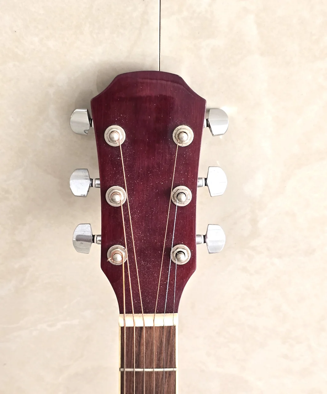 גיטרה אקוסטית מתאימה למתחילים לילדים או לטיולים עץ טבעי כולל תפס חום וחבילת מיתרים של ח'ב D" Addario הגיטרה מושלמת כחדשה