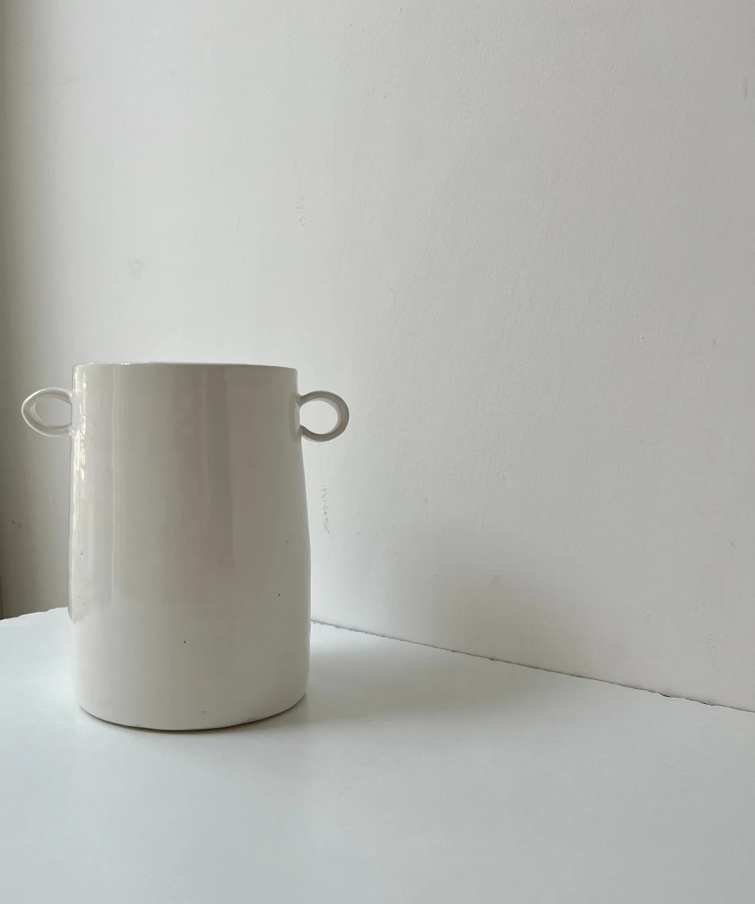 כד פורצלן עם עיטור