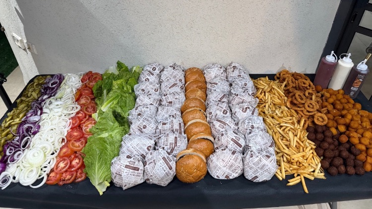 שולחנות שוק לאירועים | בידיים טובות