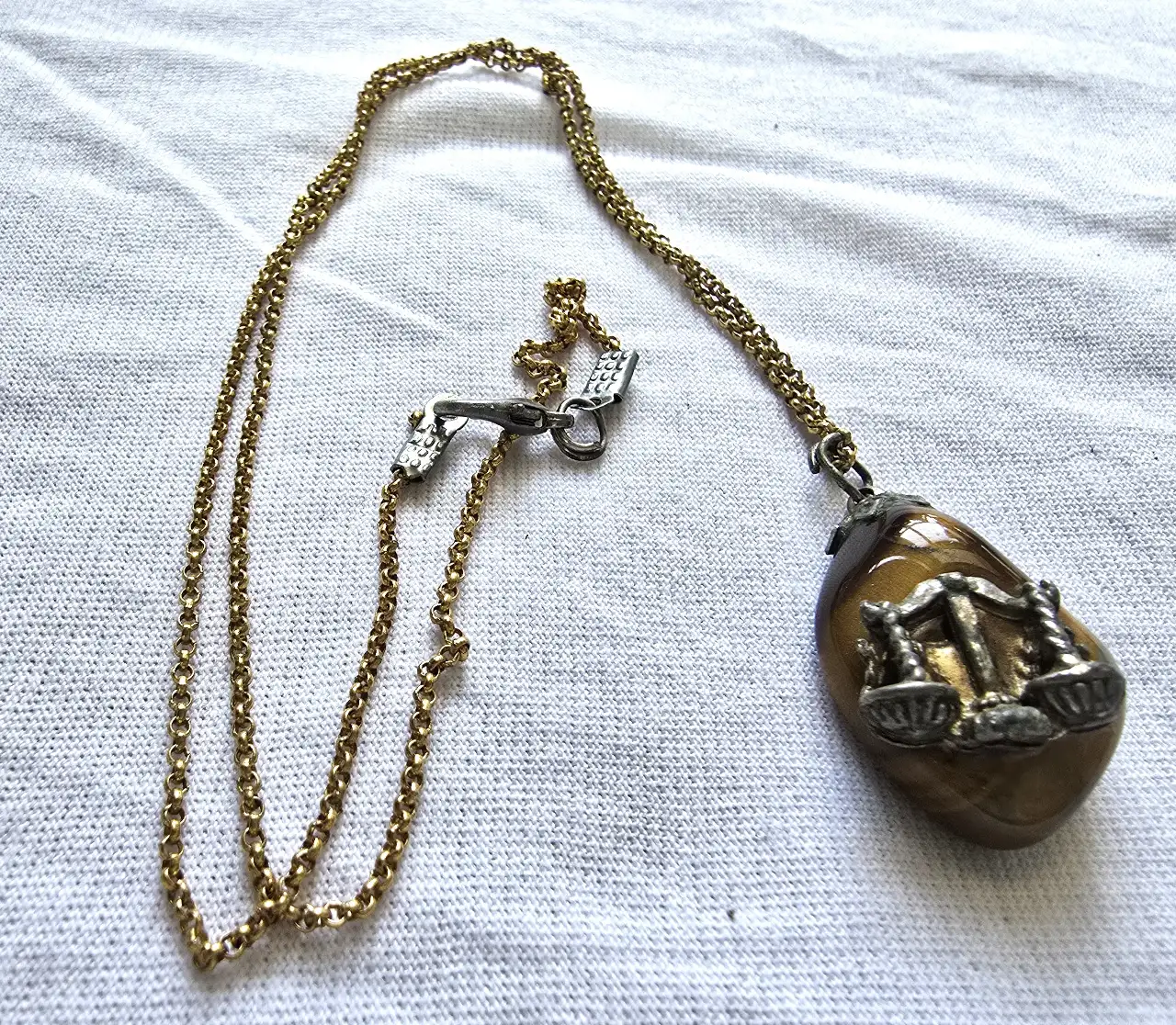 שרשרת עם סמל מזל מאזניים. על אבן עין הנמר. מצב טוב .