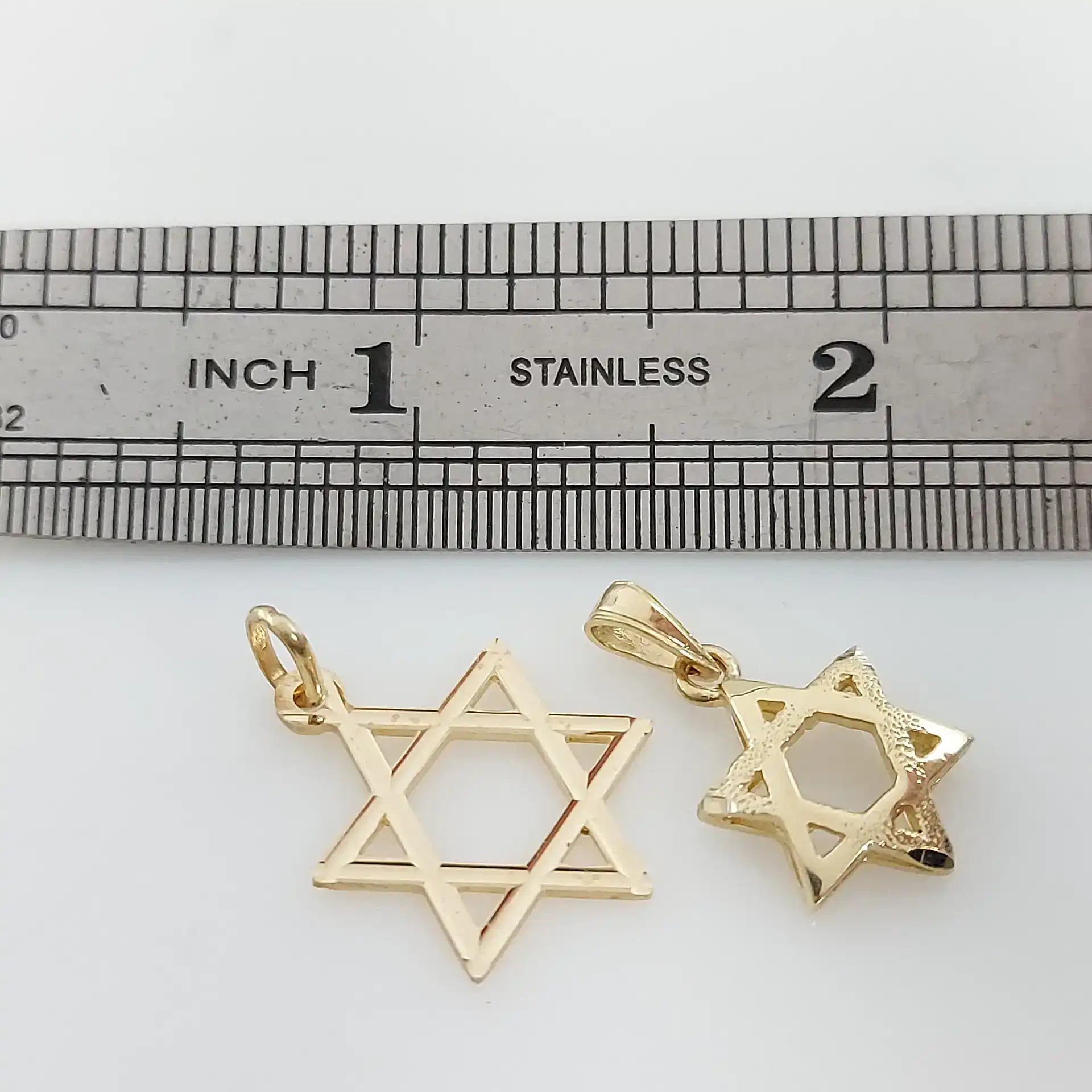 מגן דוד זהב בעיצוב מינימליסטי 14K