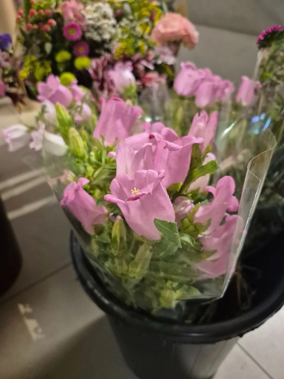 מעבר ליופי: האומנות שמאחורי זרי פרחים ומארזים יוקרתיים בעיצוב אישי