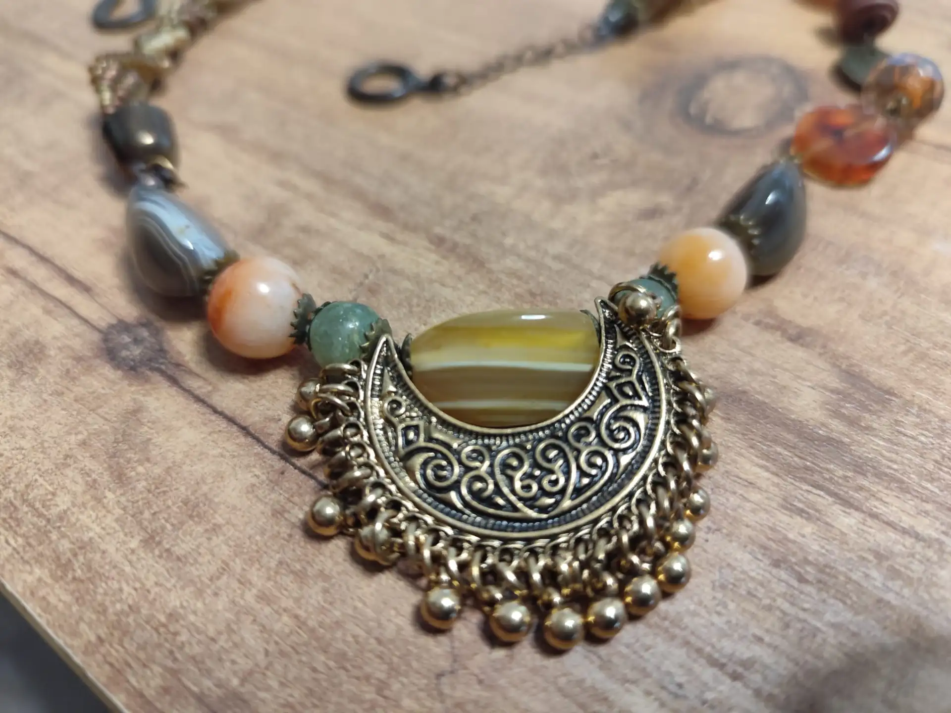 אבני חן שונים עם חרוזי זכוכית וטרמופלסטיק