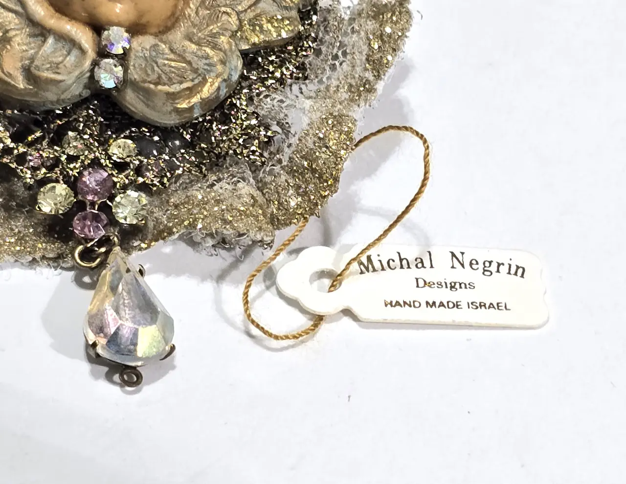 סיכה מבית מיכל נגרין נדירה ישנה מאד הפריט חדש במרכז מלאכית ומסביב בד תחרה בשילוב אבני סברובסקי