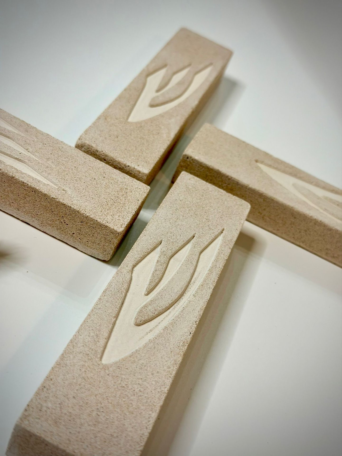 מזוזה עם ש מוטבעת בסגנון אבן גוון בז׳