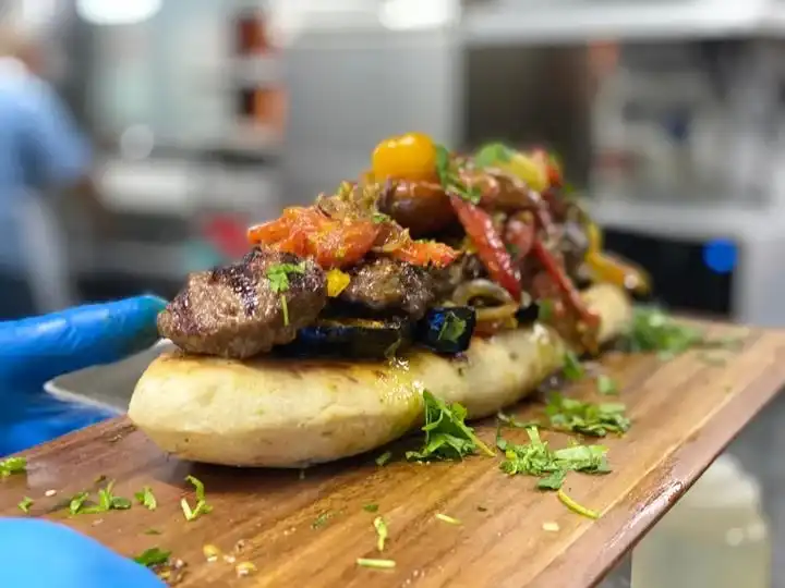 סנדוויצ׳ים והמבורגרים