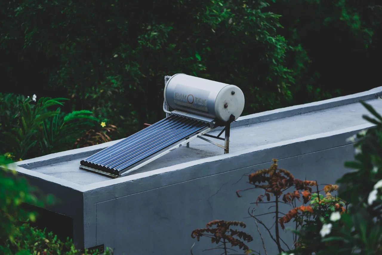 מתי כדאי להחליף דוד שמש ולא לתקן – החלטה שחוסכת כסף ותקלות