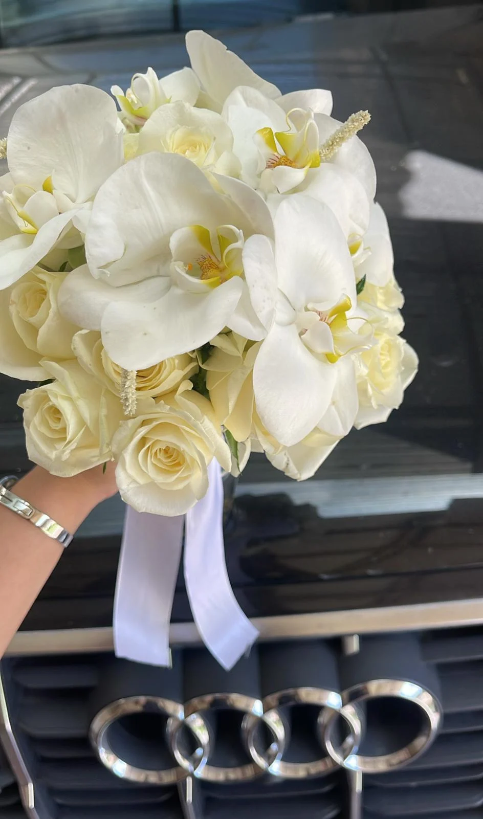 זר ורדים בשילוב סחלבים