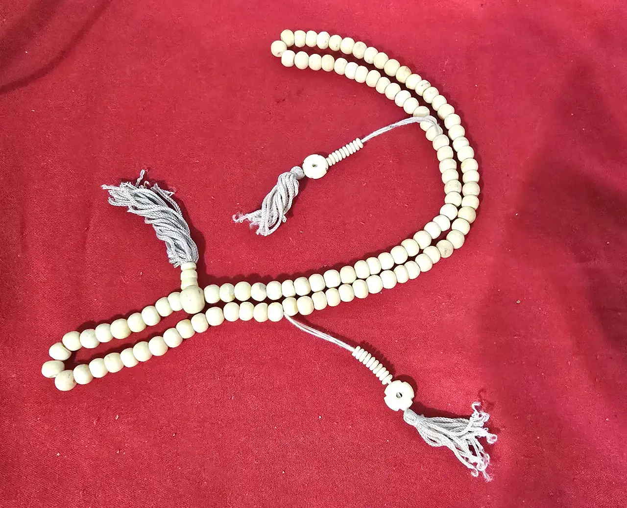 מחרוזת תפילה מוסלמית בעלת 99 חרוזים המשמשת לציון שמו של אללה או לשימוש מרגיע המחרוזת מחולקת לשלושה מקטעים בין המקטעים ניתן לראות חרוזים מפרידים הנקראים 'שאהד' או 'פאסילה' החרוזים בצבע שנהב עשויים מעצם גמל