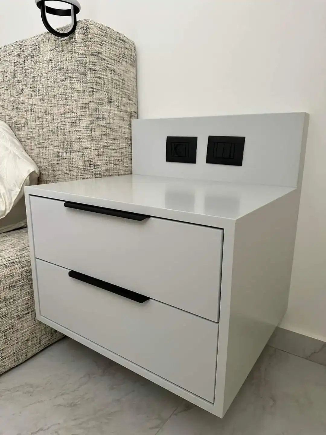 שידה לבנה עם ידיות שחורות