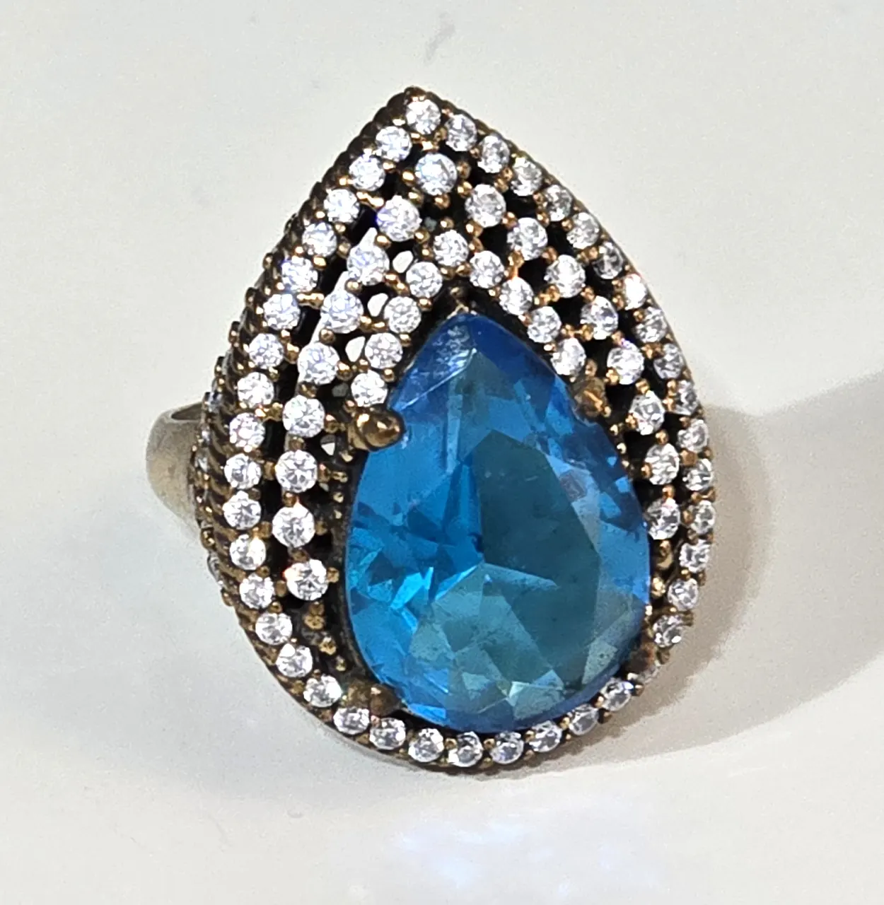 טבעת כסף 925.אבן מרכזית טופז כחול ומסביב אבני סברובסקי מידה 8