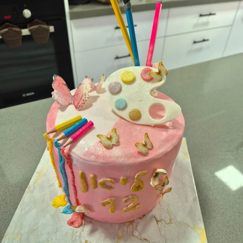 עוגת יום הולדת ורודה