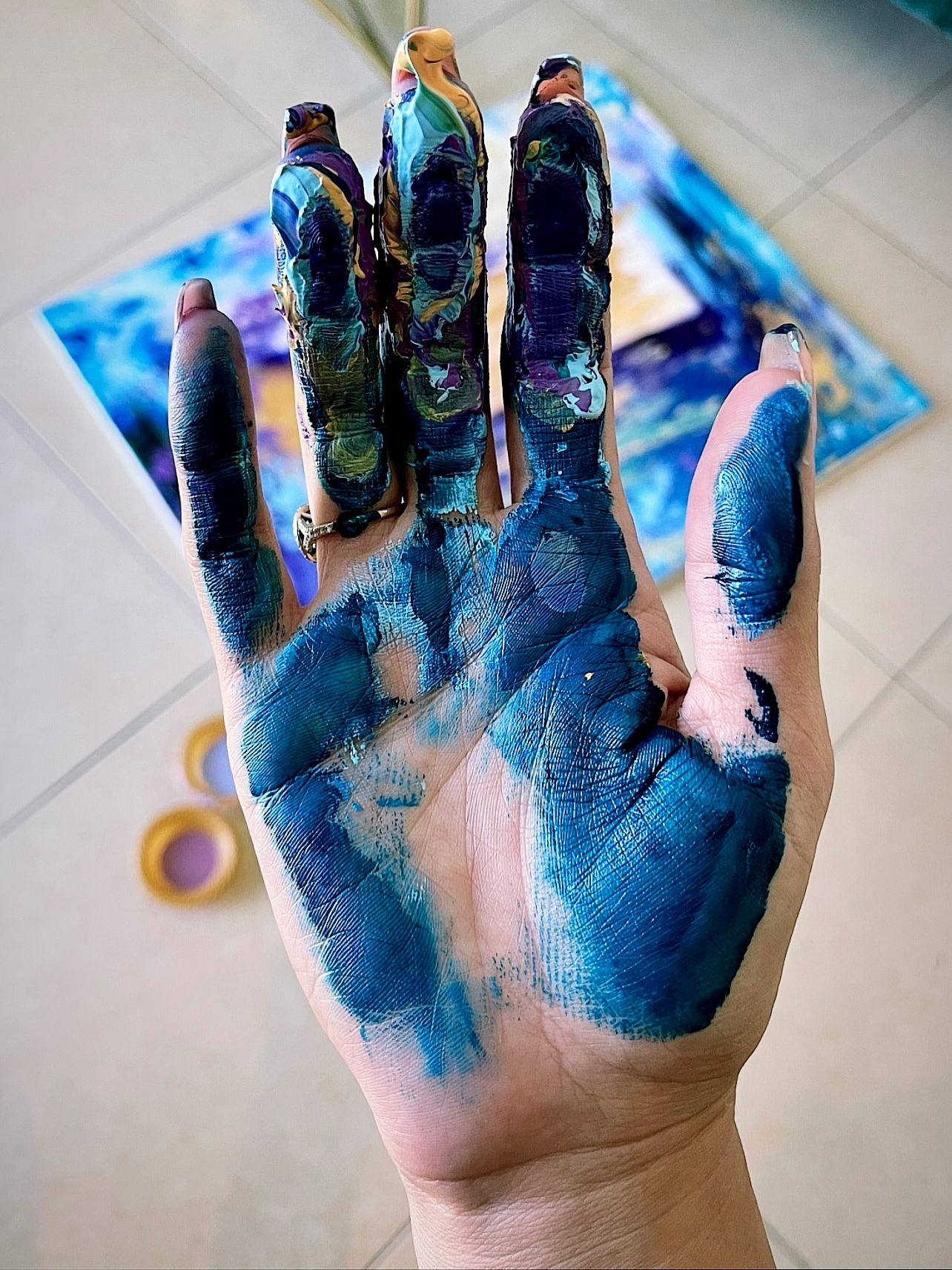 איך בונים חיבור רגשי דרך יצירה?