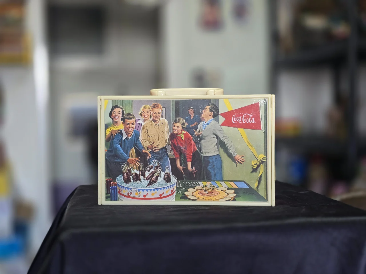 קלמר ציור מקורי של קוקה קולה קשיח משנות ה 50. פריט מיוחד במצב מדהים.