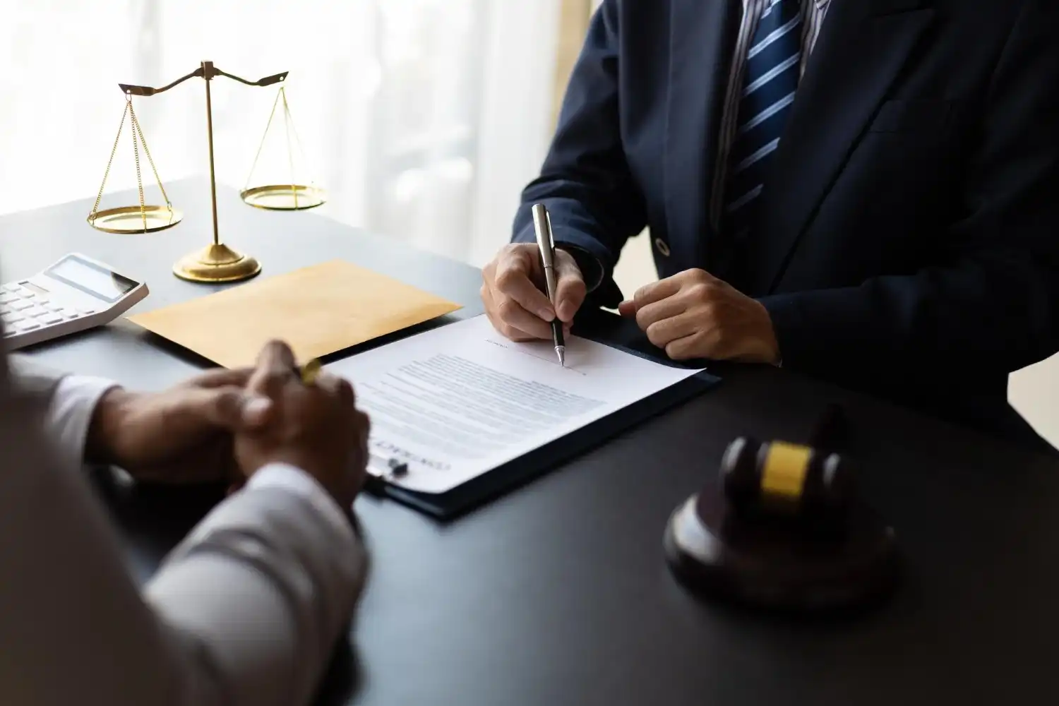 מהי אחריות מקצועית ואיך להגן עליה משפטית?