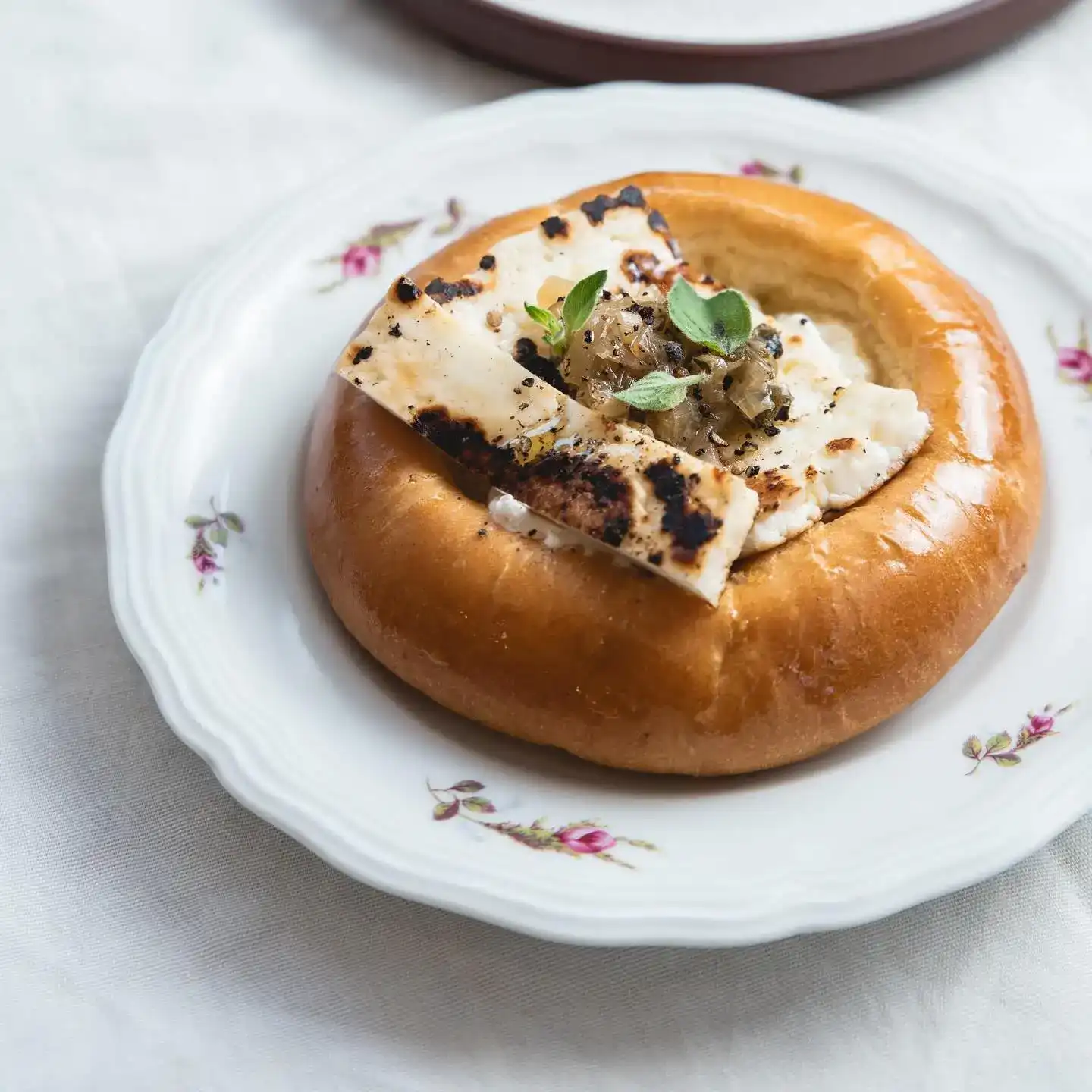 מאפה בריוש מלוח עם גבינת חלומי ובצל מקורמל