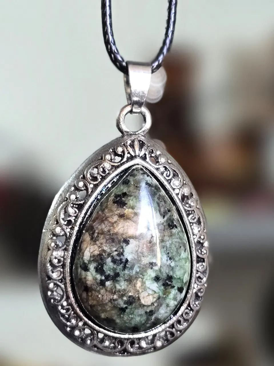 תליון אבן טבעית גדולה Serpentine מלוטשת בצורת טיפה