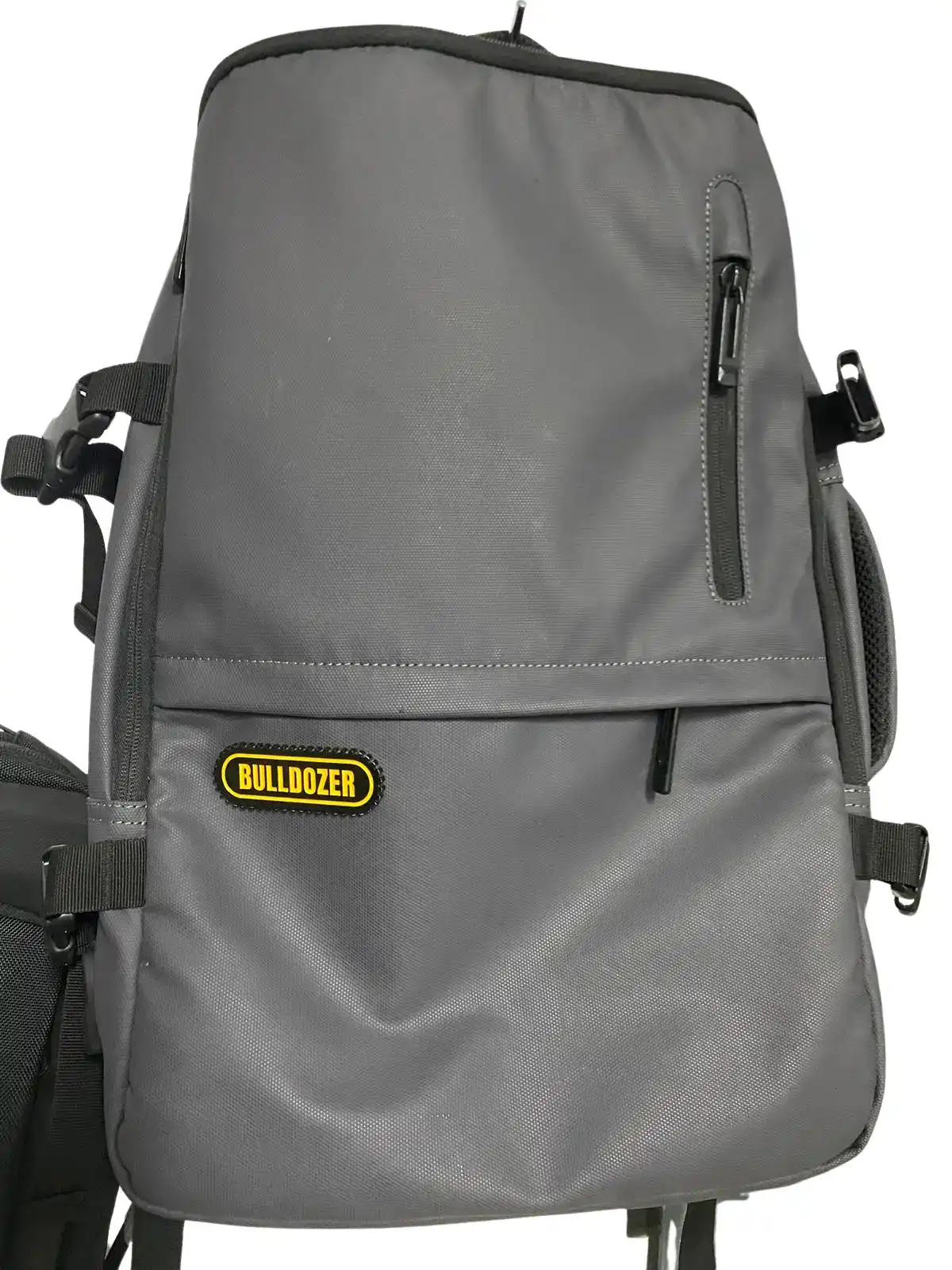 תיק גב עמיד ומודרני ליום־יום – פתרון מקצועי ונוח לשימוש יומי מבית BULLDOZER