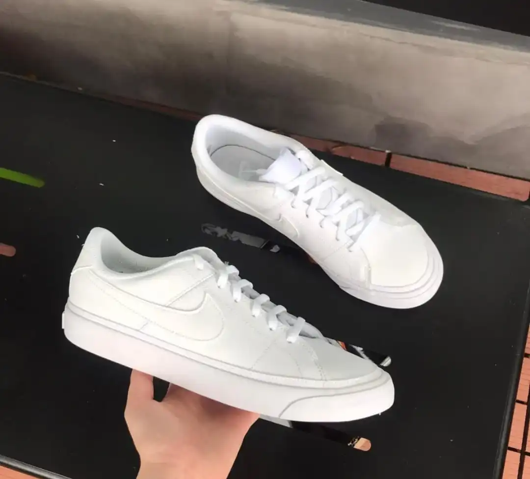 נייק נשים לבן