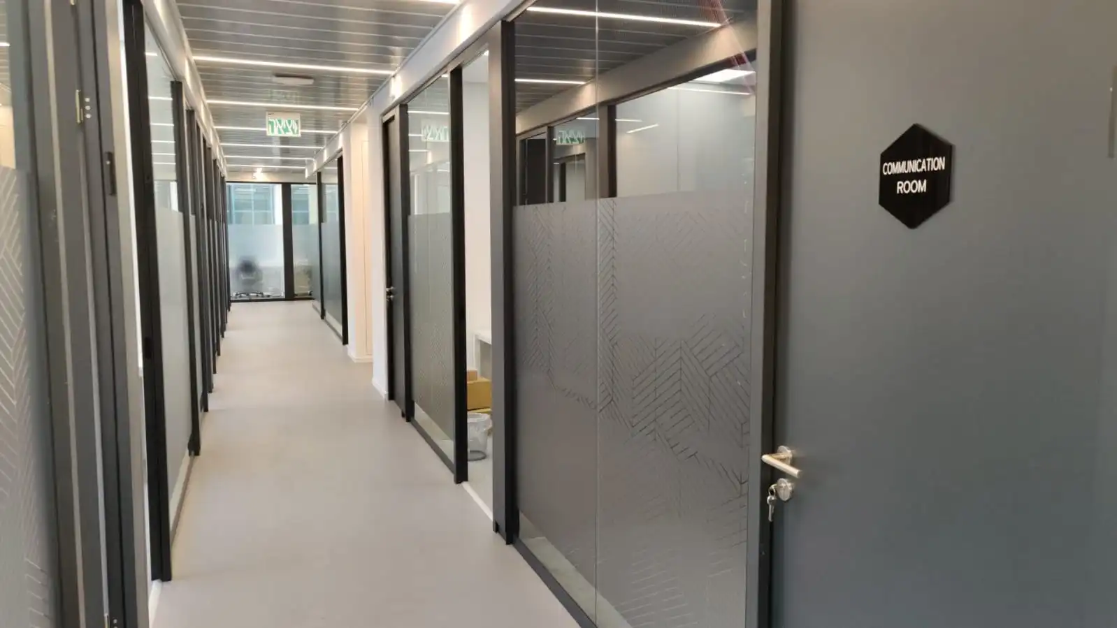  תקרות אקוסטיות צפות ומדבקות