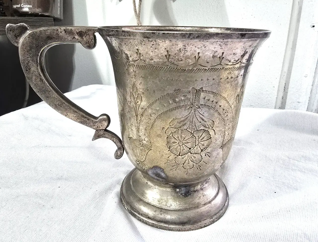 ספל מתכת וינטג' עם עיטורי פרחים נא לשים לב בתמונות למצב הפריט ! מידות: 	15.5 x 12.5 ס"מ