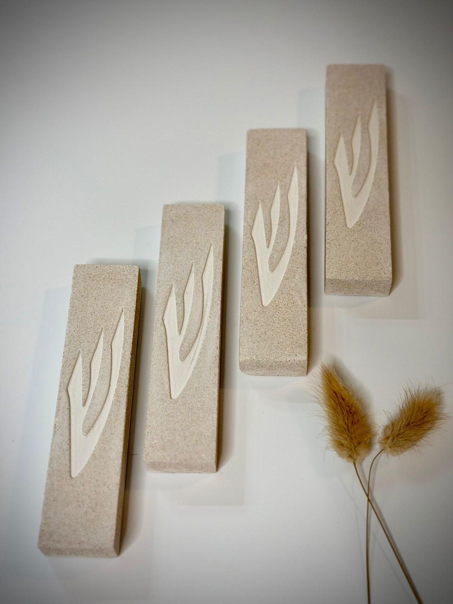 מזוזה עם ש מוטבעת בסגנון אבן גוון בז׳