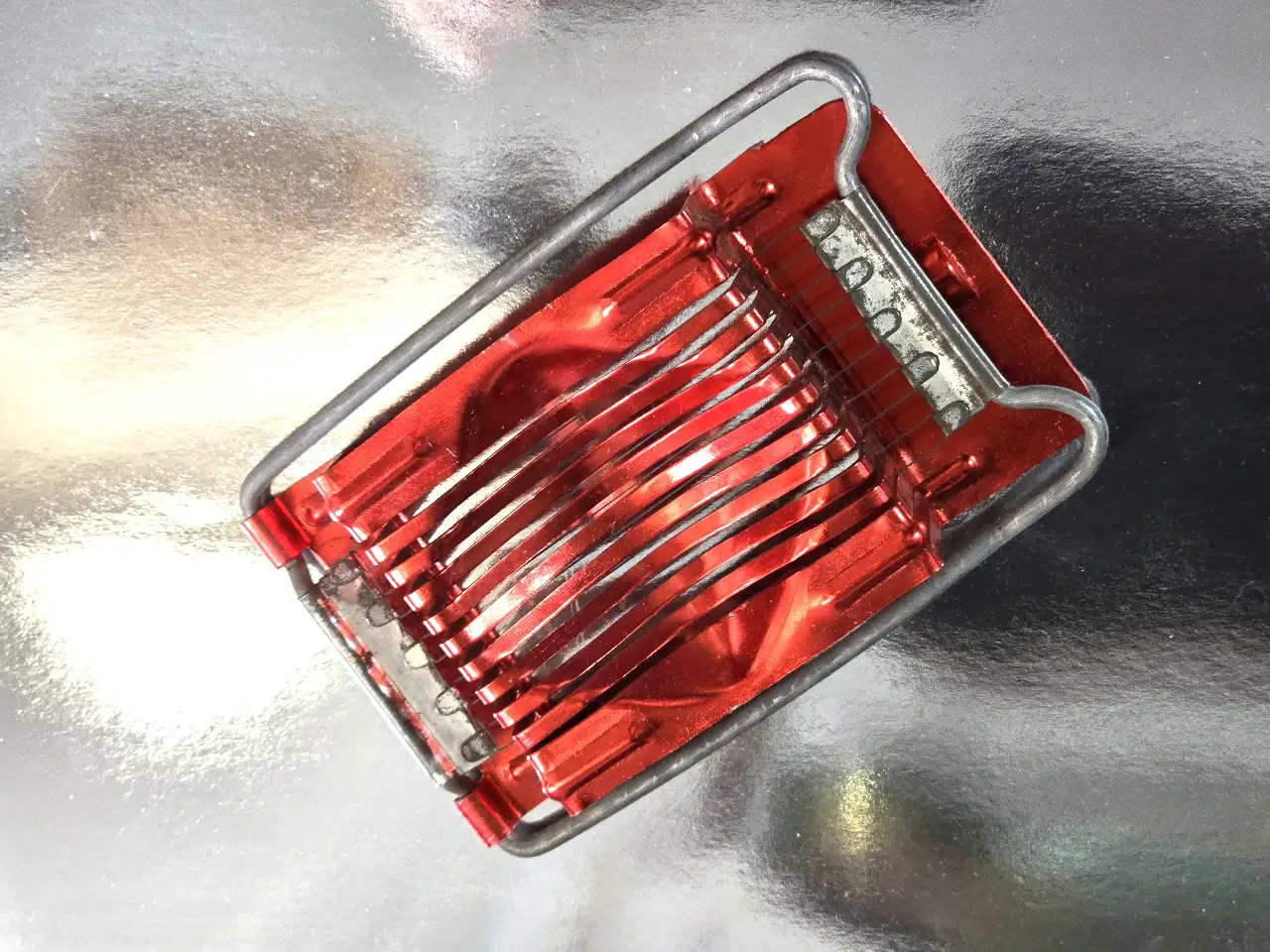 פורס ביצים וינטאז, אלומיניום צבעוני, פריט חדש באריזה המקורית תוצרת ישראל תוצרת פל-עד . עם מס קניה מאחור, מידה: 13 על 8.5 סמ