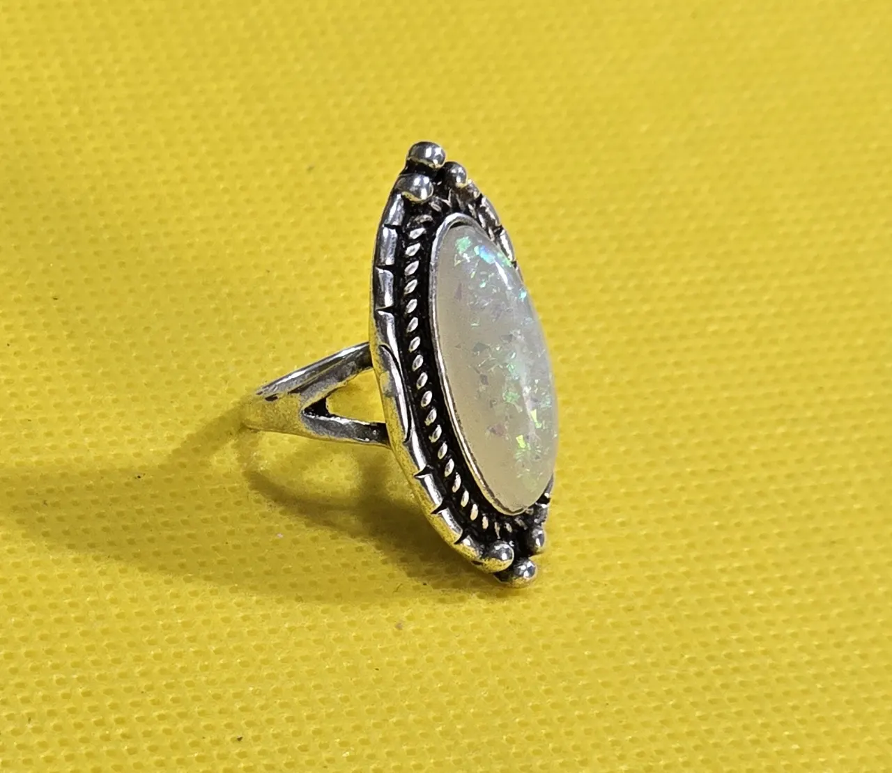 טבעת כסף משובצת באבן אופל. הערכה-מידה 5.5\6