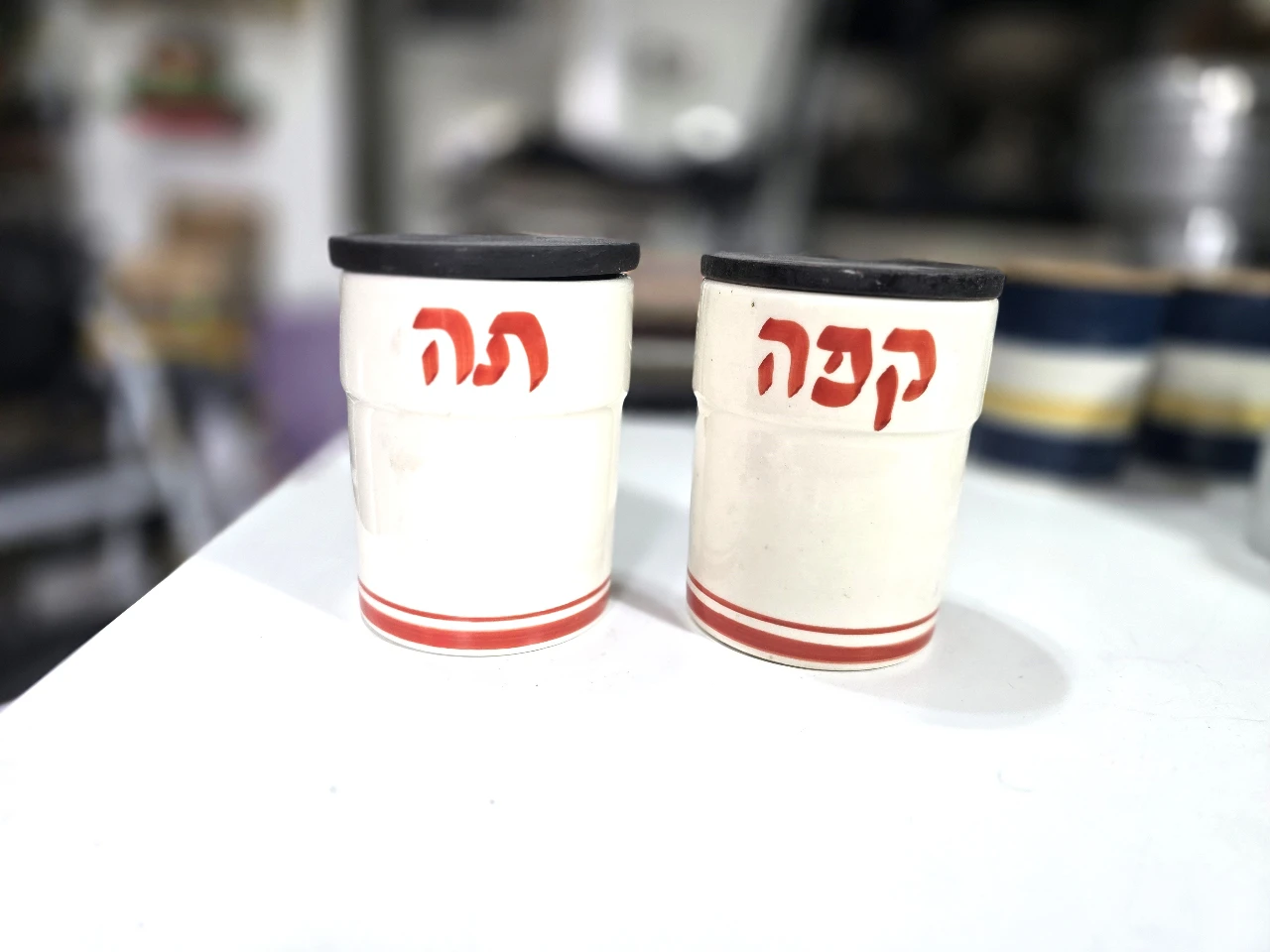 לפיד - כלי לאחסון קפה / תה - קרמיקה ישראלית כלי פרוצלן עם מכסה עץ וכיתוב "קפה" , "תה" חתום
