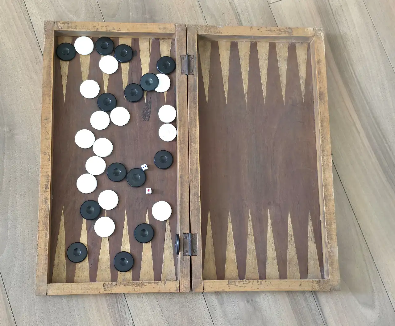 שולחן שש-בש ישן מאד אצלי משנת 1972(53 שנה ) יותר  אחורה לא ידוע 2 אבנים לא זהות והשולחן זקוק לידים טובות מידות 50*27