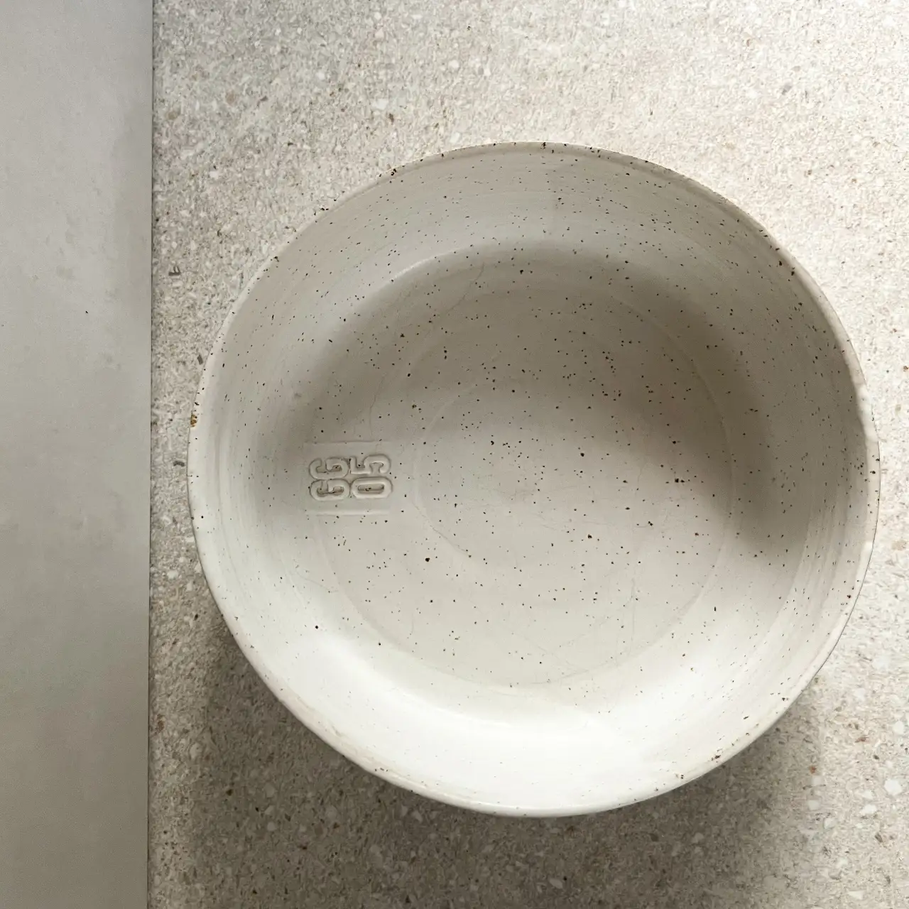 קערת הגשה לבנה מנומשת M