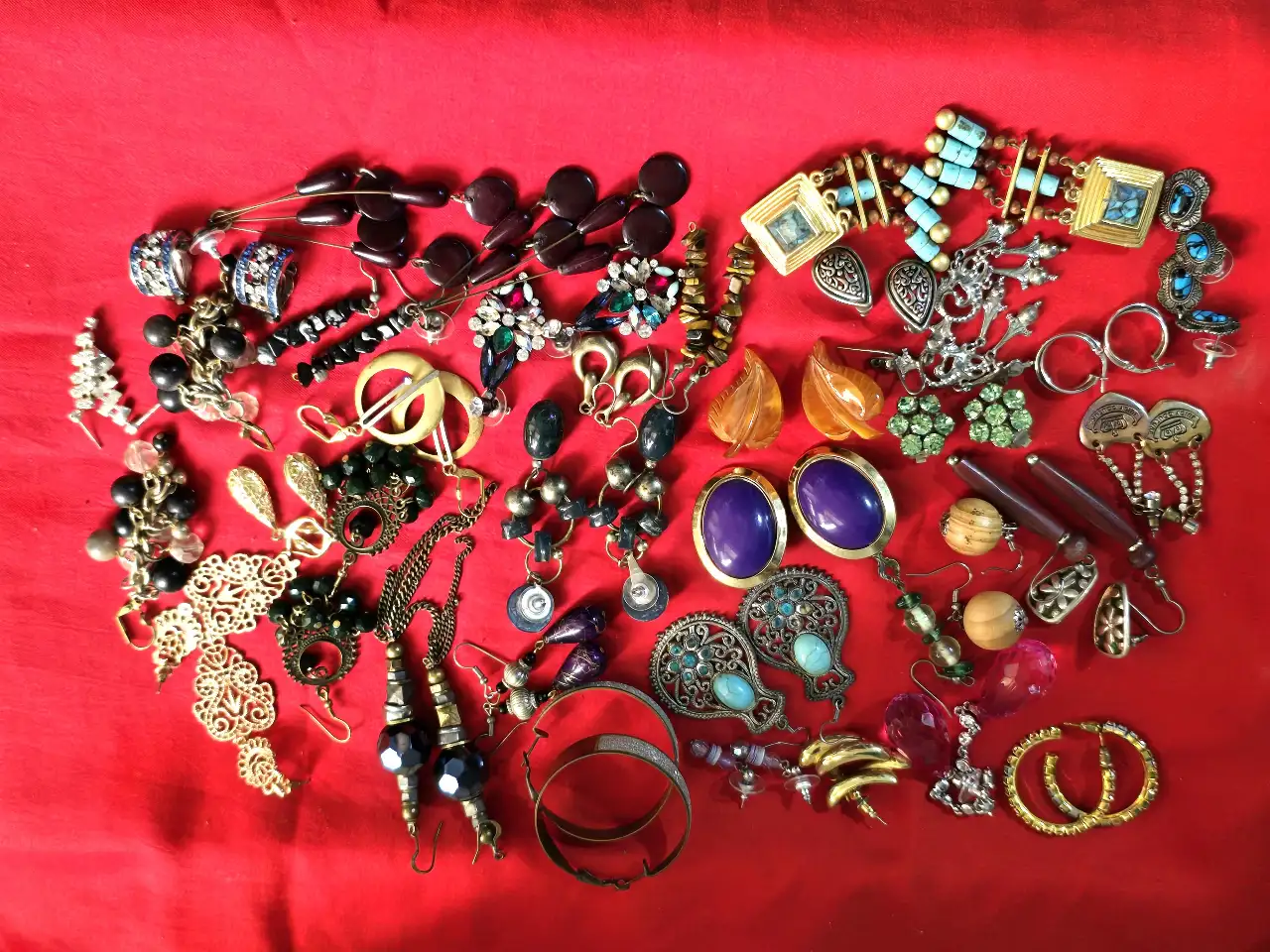 לוט של 35 זוגות עגילים