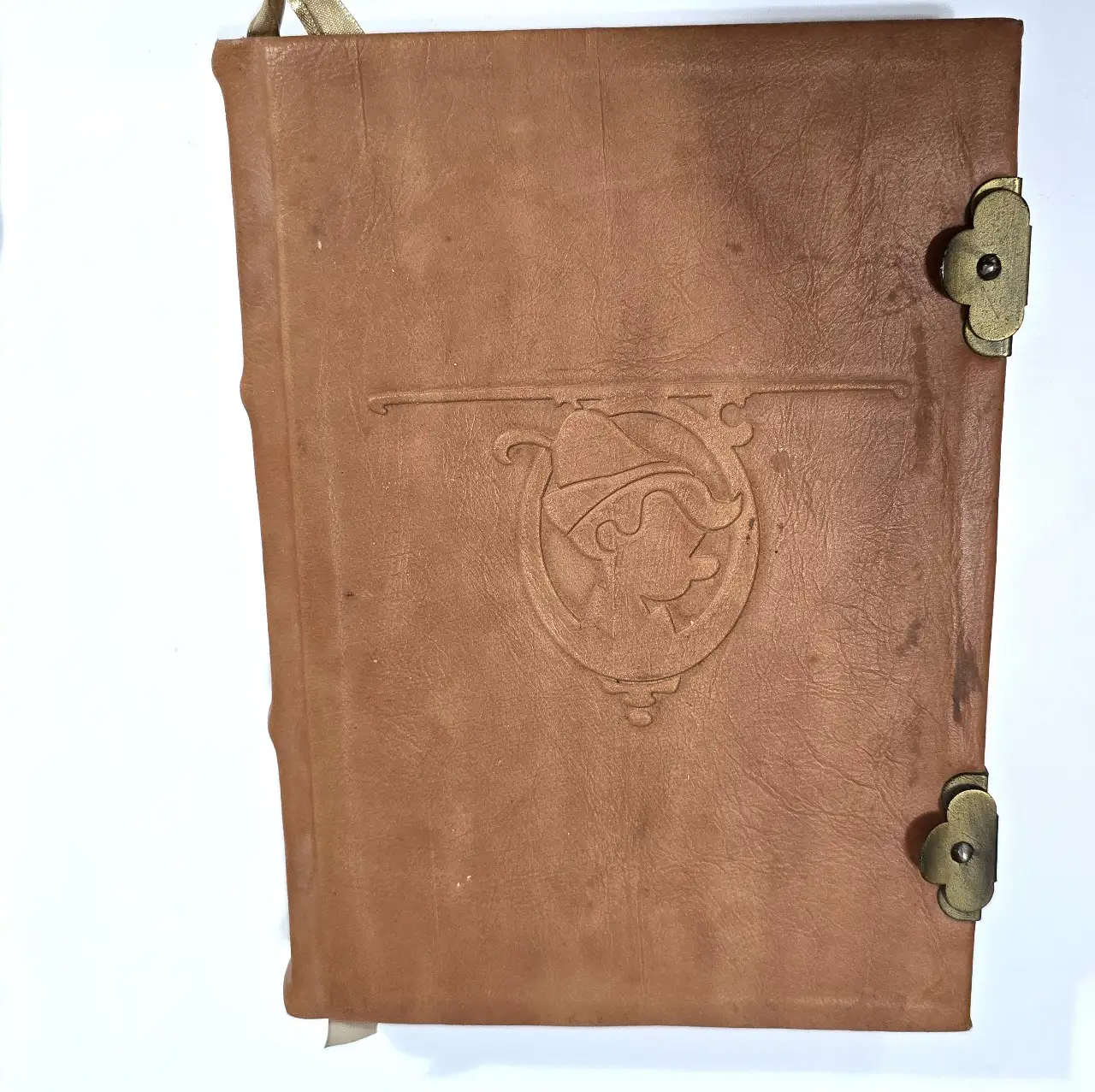 לאספני Disney store מדובר במוצר בלעדי של חנויות דיסני שלוב כריכה דמוי עור וסגרים של מתכת פליז פריט אספני