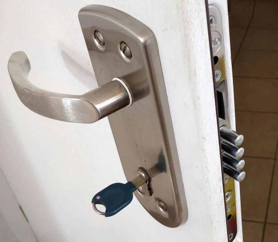 החלפת צילינדר בדלת פלדה