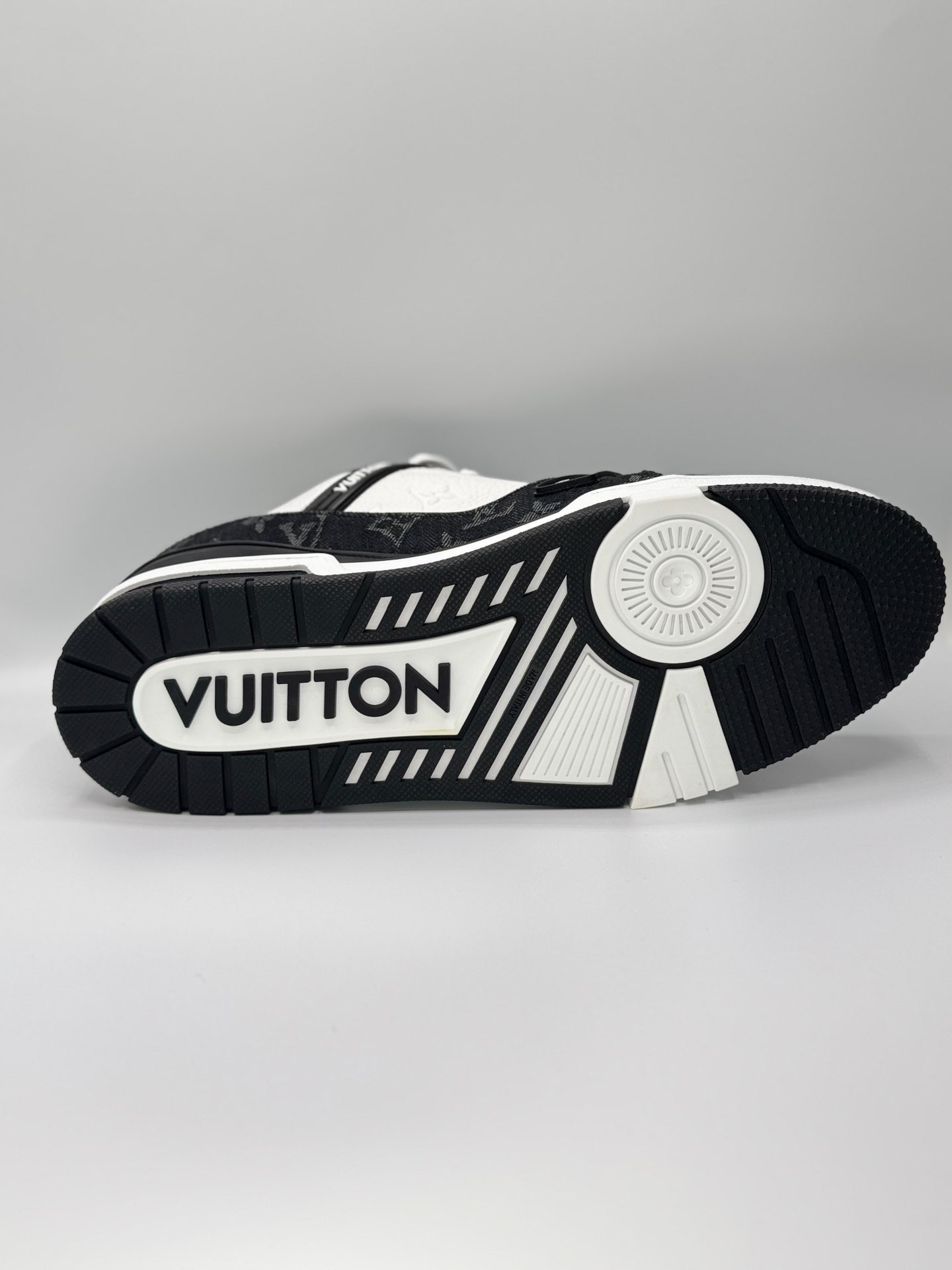 “Louis Vuitton LV “Trainer White Black