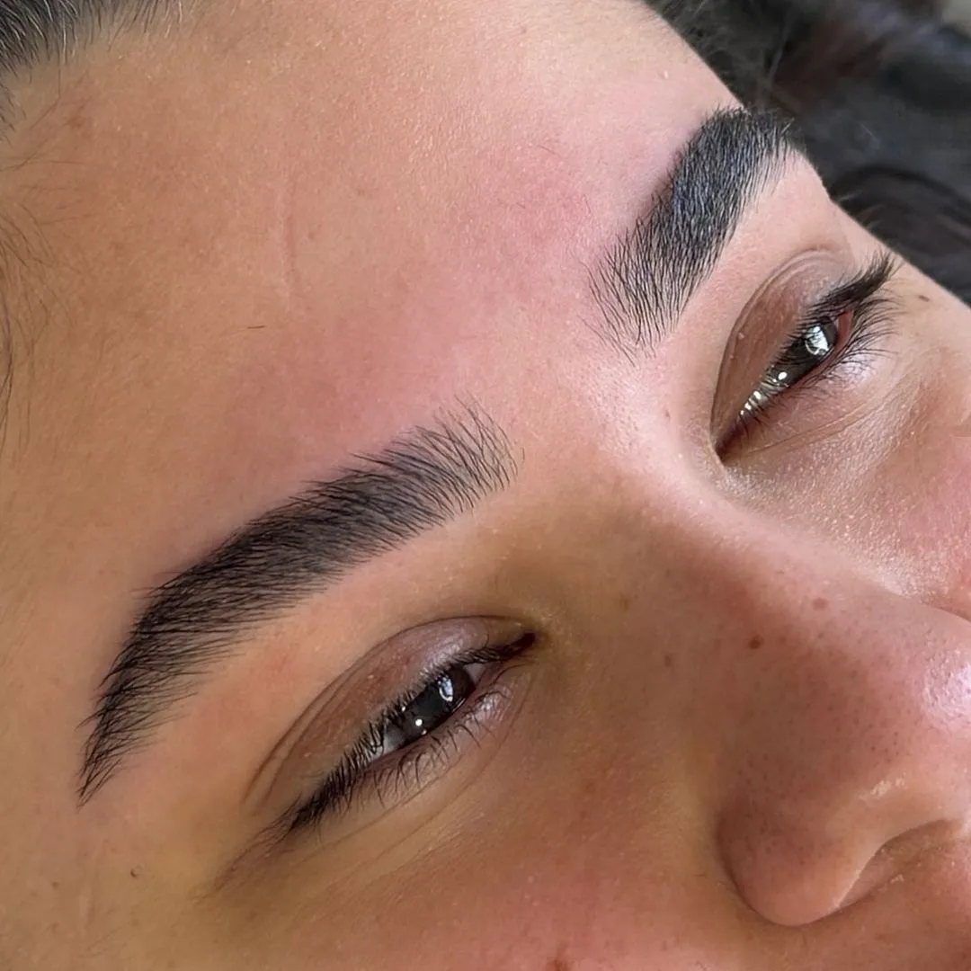 עיצוב גבות טבעיות