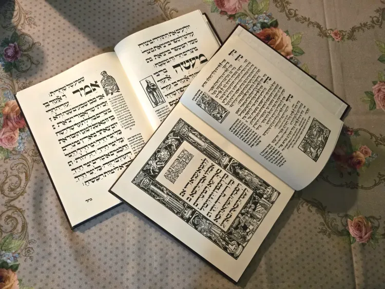 זוג הגדות פראג מהדורת פקסימיליה כחדש כריכה מהודרת מידות: 27×21 ס"מ