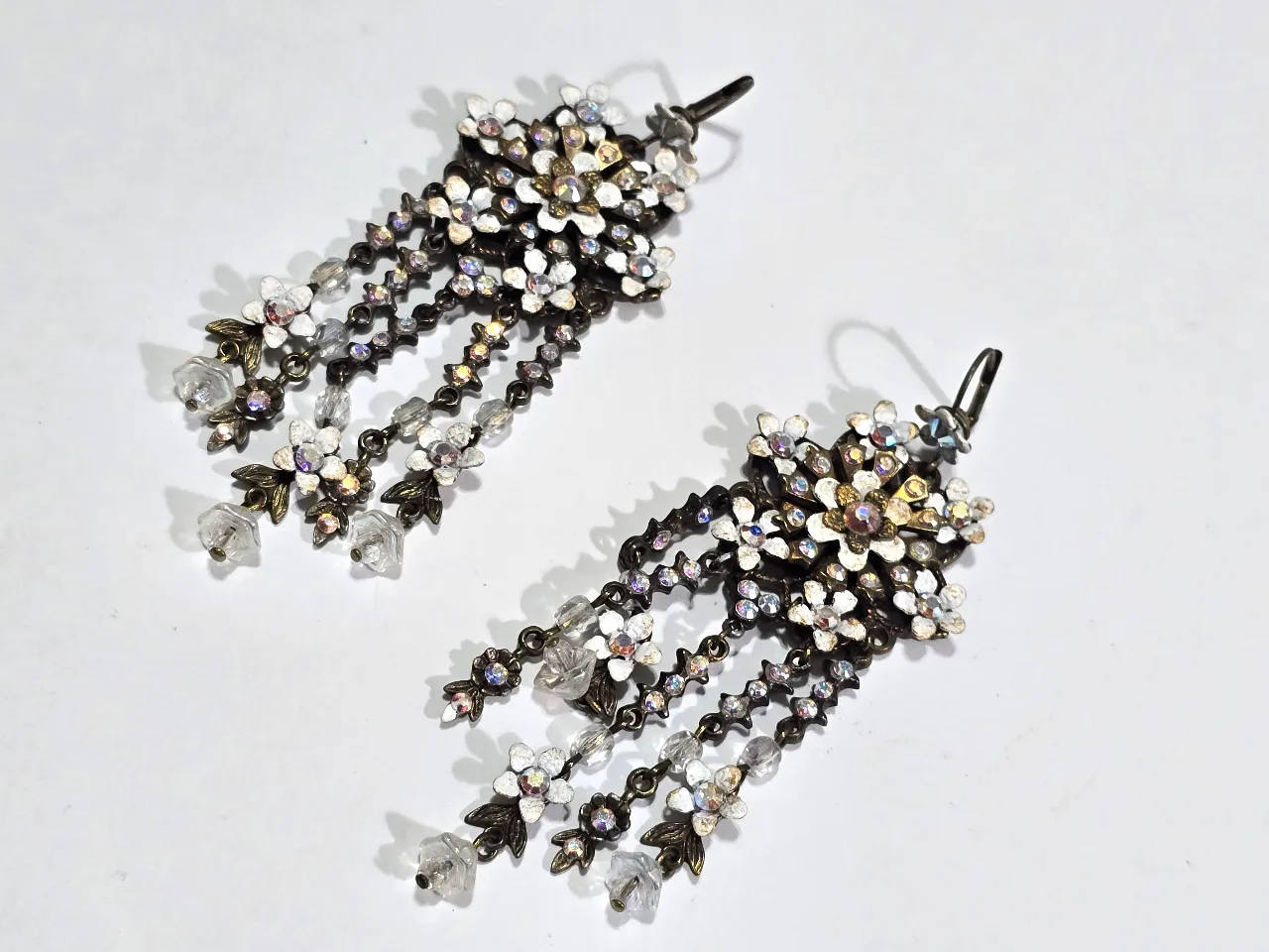 עגילים תלויים של מיכל נגרין פרחים של מיכל ואבני סברובסקי אורך כ.8 ס'מ