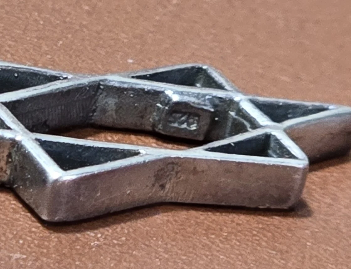 תליון מגן דוד עשוי כסף 925. חתום. 3.5ס"מ. משקל: 2.89גרם.