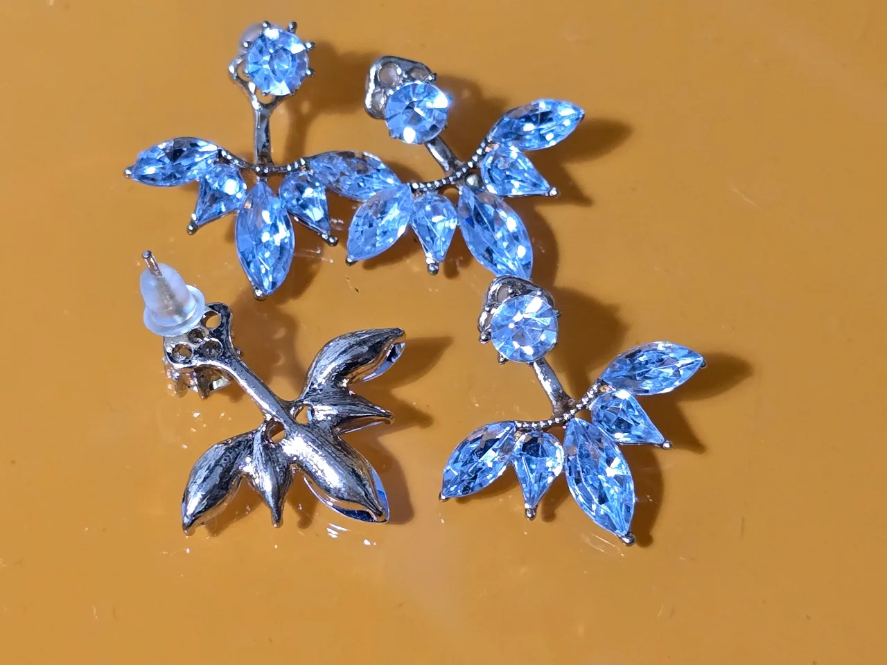 שתיי זוגות עגילים יפים אופנתיים