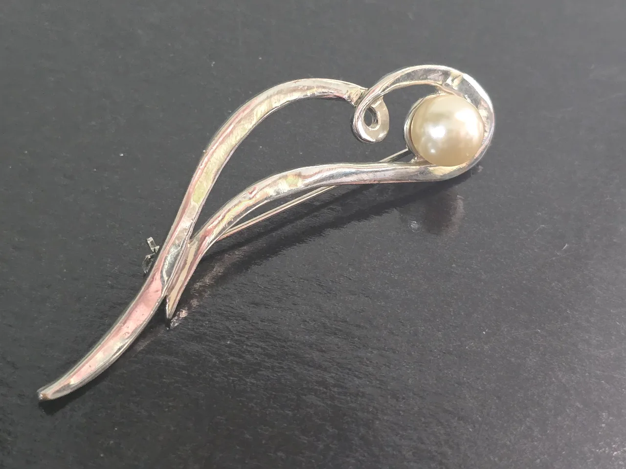 סיכת דש וינט'ג בסיגנון גלי ציפוי כסף עם פנינת אקויה