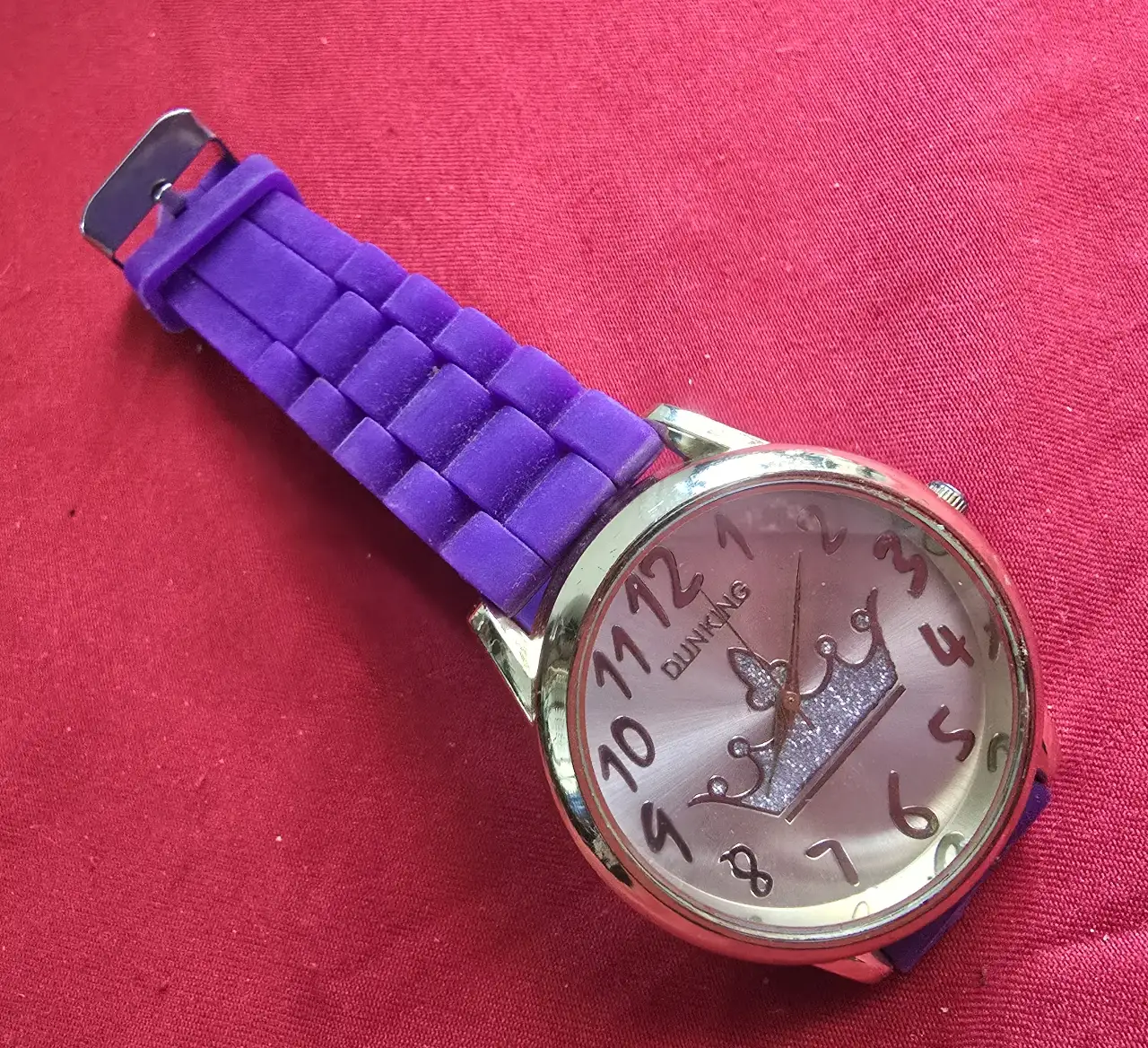 שעון אופנתי חדש לגמרי חוסר בסוללה כולל רצועת גומי בצבע סגול